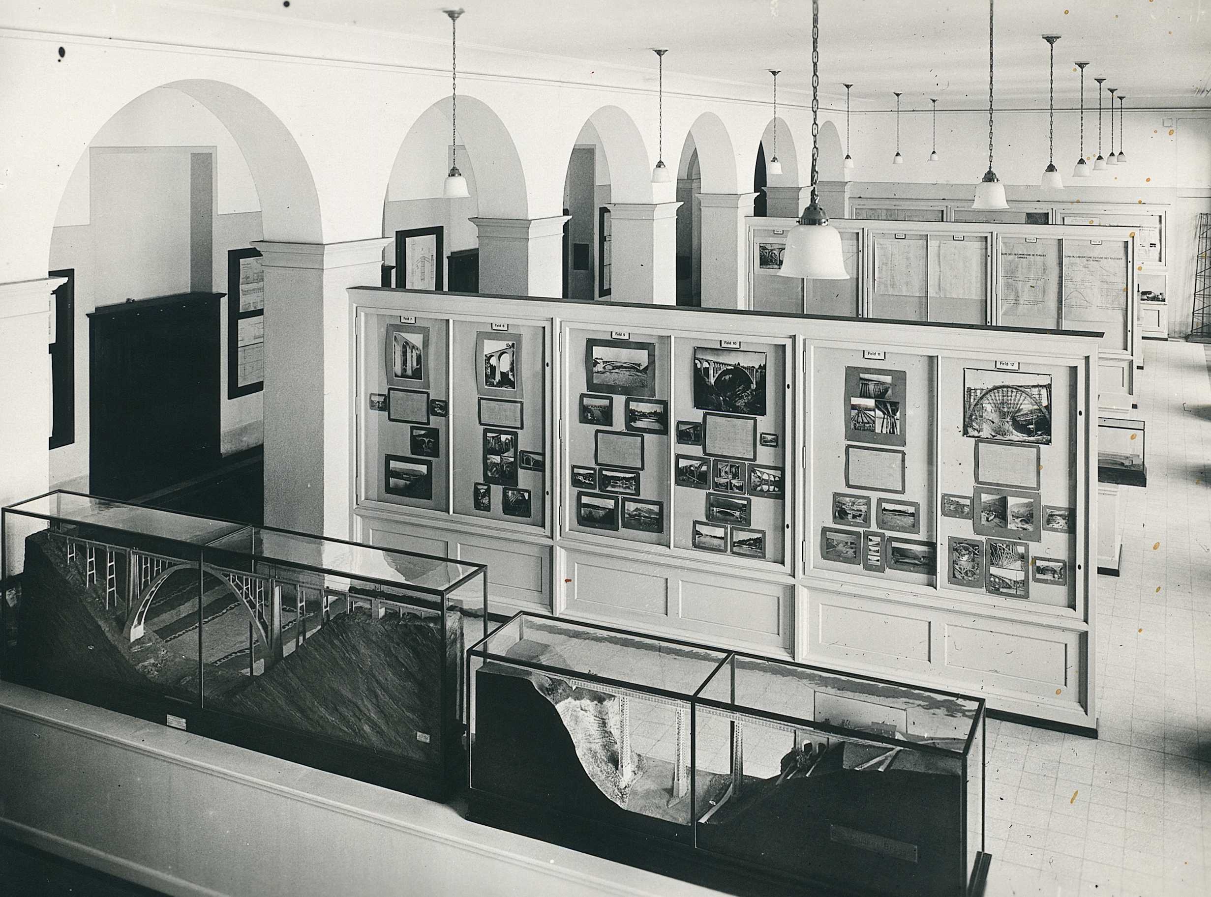Vergrösserte Ansicht: Sammlung der Abteilung für Bauingenieurwesen, Im Korridor Hauptgebäude (HG), ca. 1930