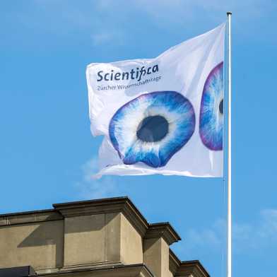 Flagge mit Scientifica Logo