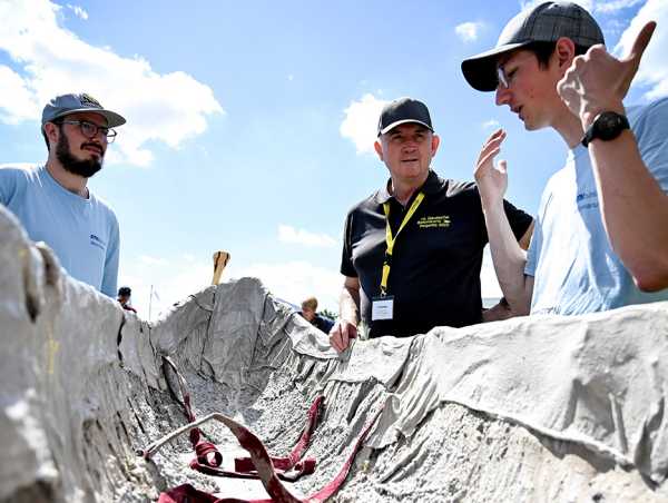 Brunschweiler and Minder answer a jury member's questions
