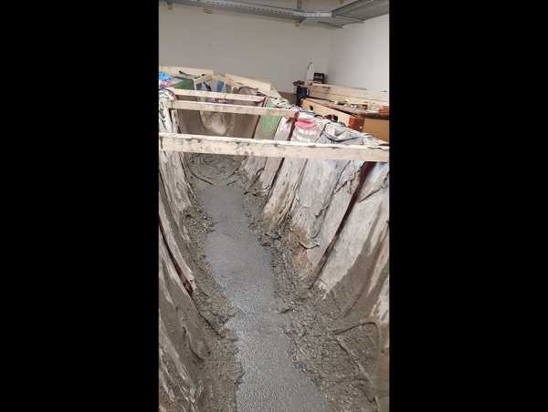 The clothes combine very well with the cement paste