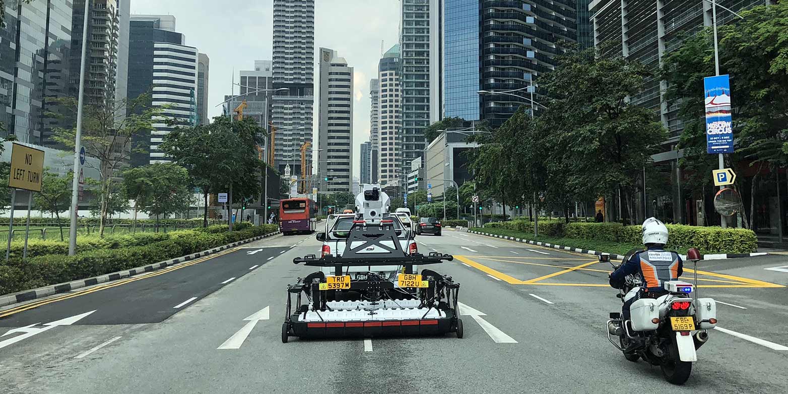 Strassenansicht mit Auto in Singapur