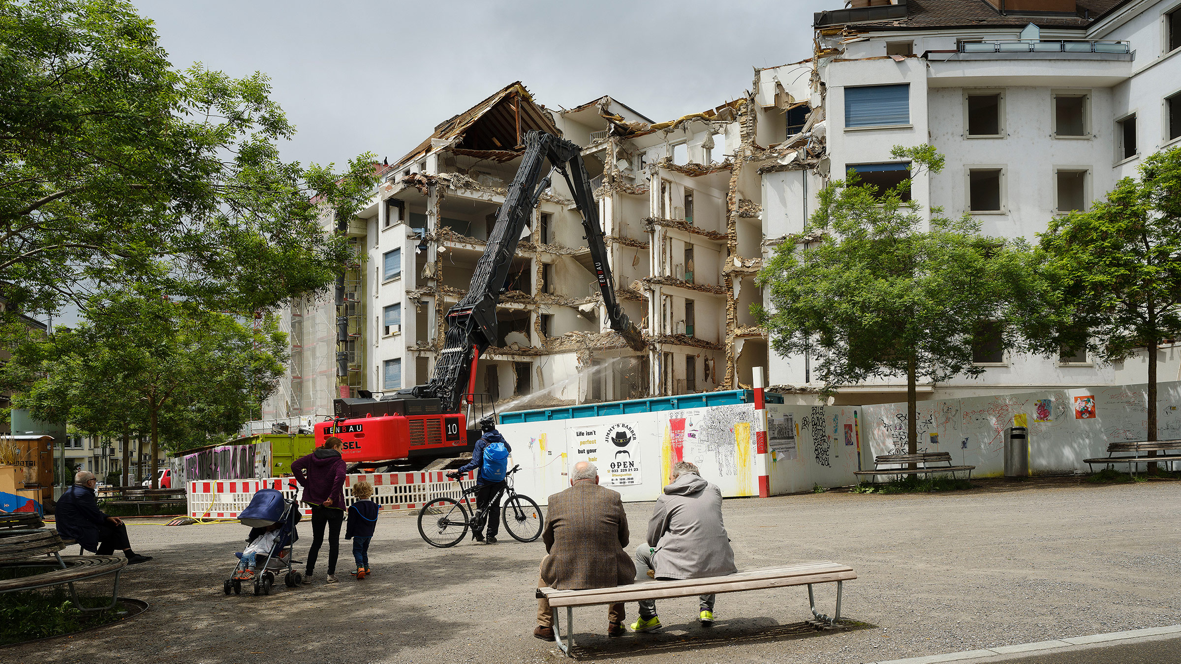Demolishing residential buildings in Zurich