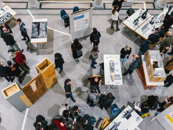 Exhibition with visitors from a bird's eye view