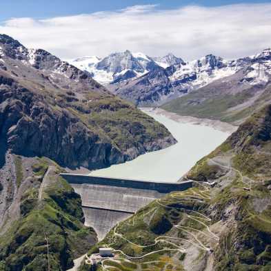 The Lac des Dix dam with the panorama in the background