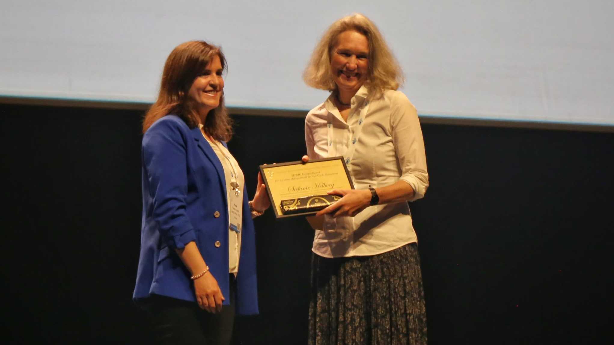 Stefanie erhält Preis