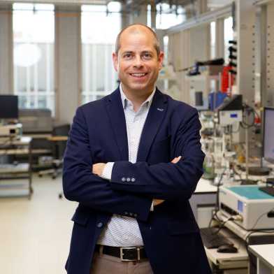 Ueli Angst in his lab