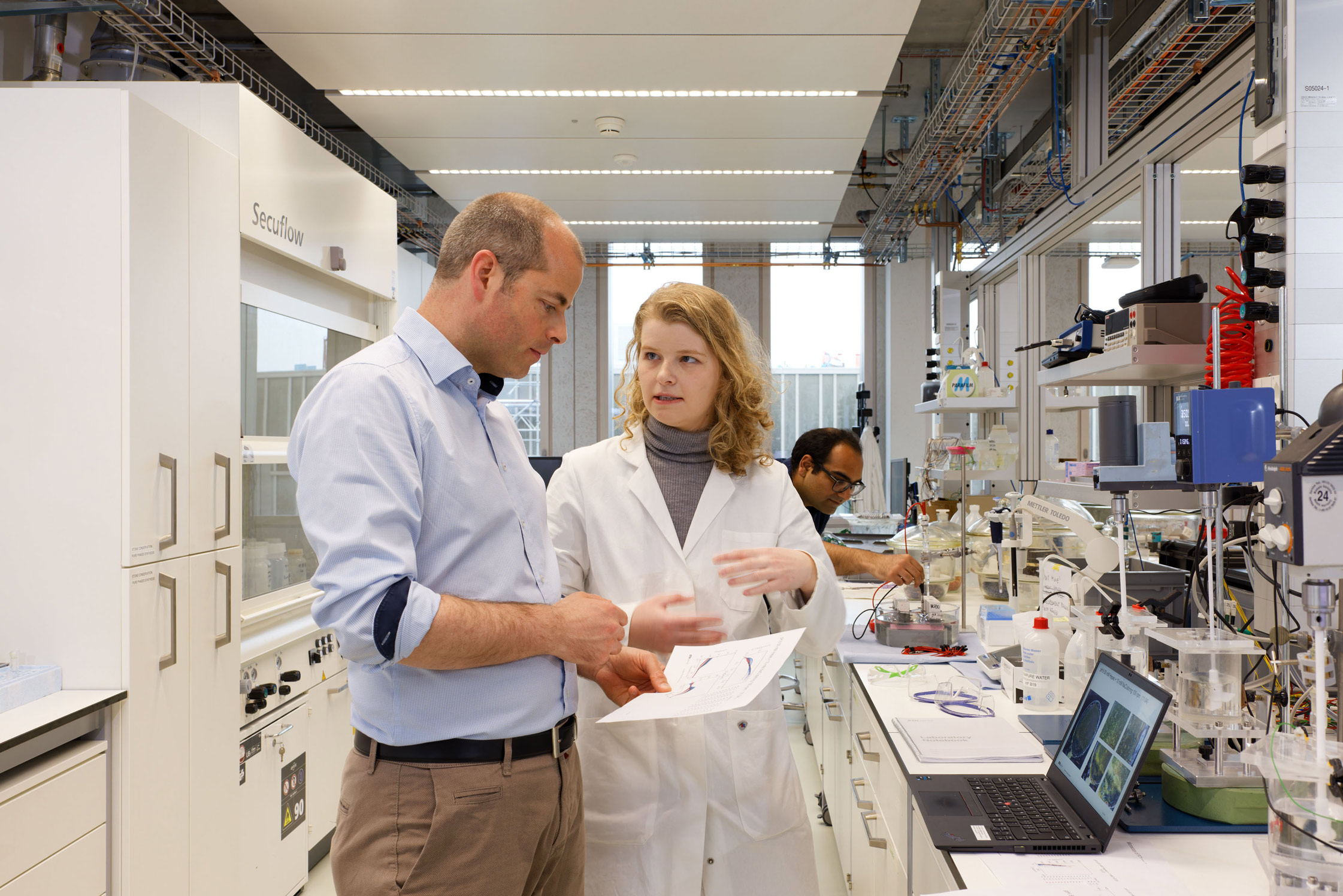 Enlarged view: Ueli Angst with another researcher