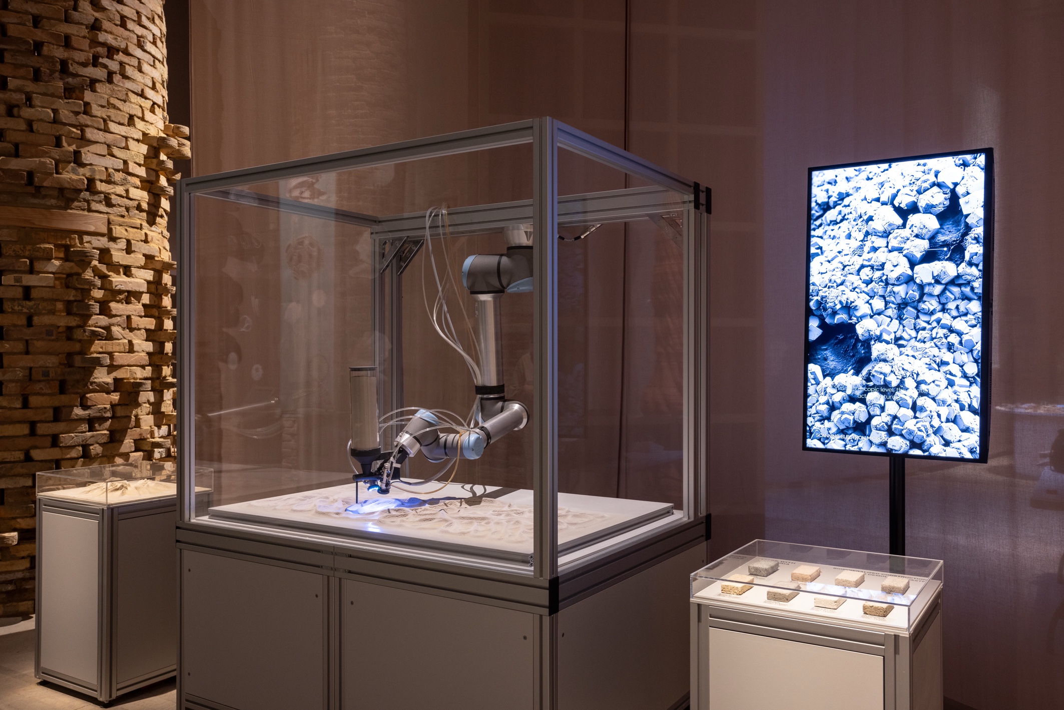 Roboterarm arbeitet mit Sand