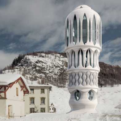Weisser Turm aus 3D-​gedrucktem Beton
