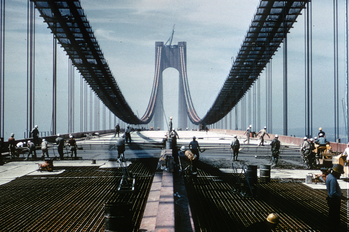 Bau der Verrazzano-Narrows Brücke in New York