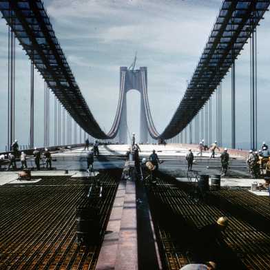 Bau der Verrazzano-Narrows Brücke in New York