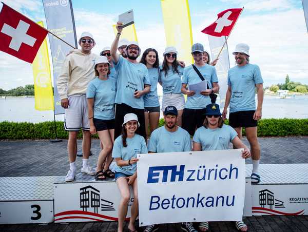 Das Team des Betonkanuverein der ETH Zürich