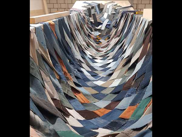 Die Bewehrung des Kanus basiert auf einem Stoffgewebe aus alten Jeans und T-Shirts