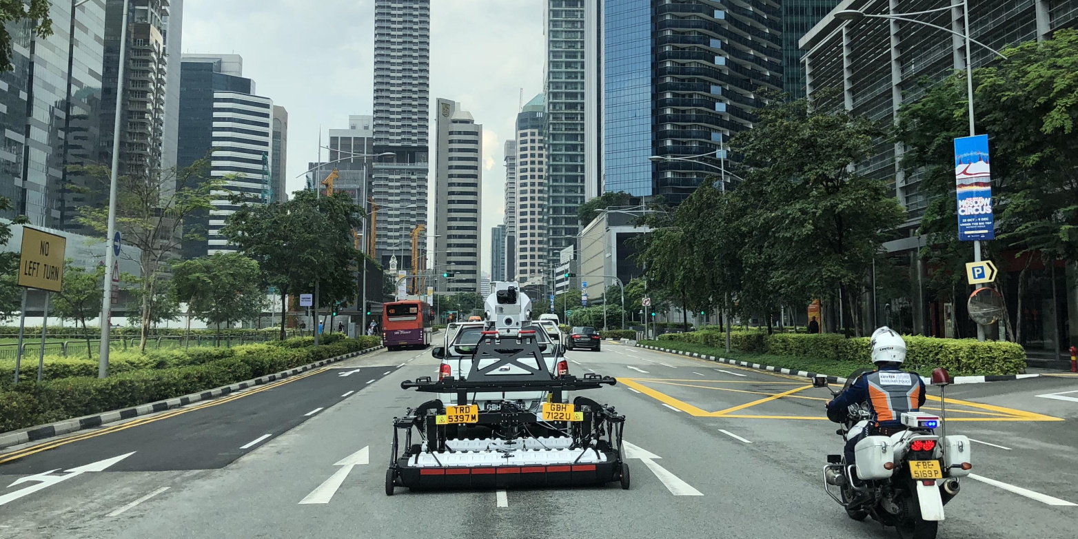 Strassenansicht mit Auto in Singapur