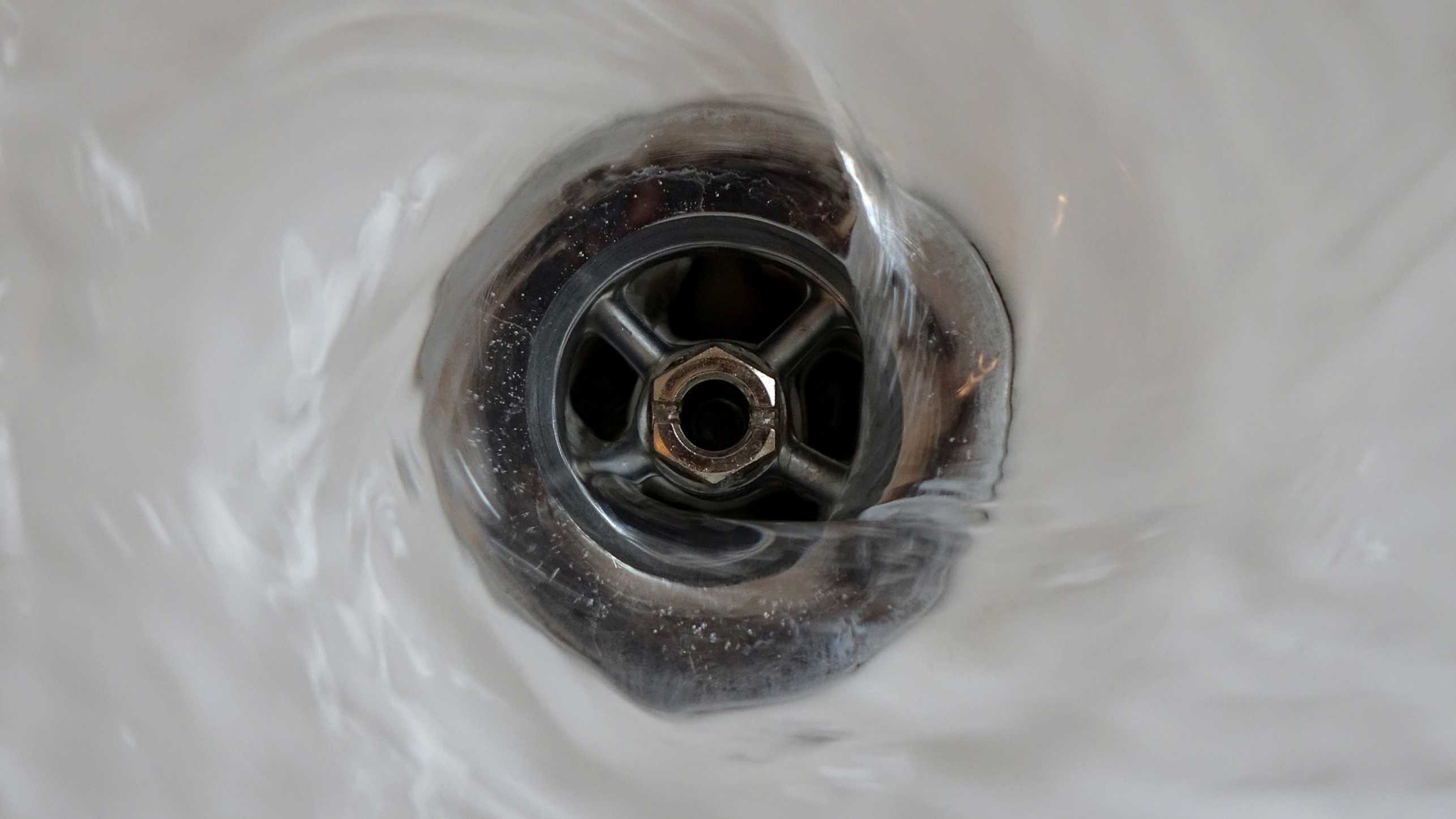 Wasser, das in die Spüle läuft