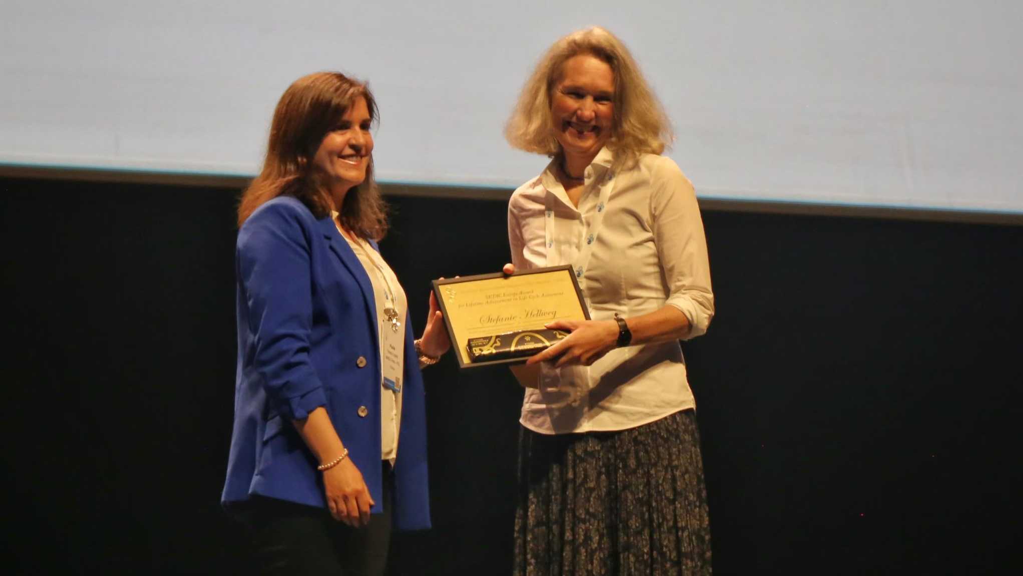 Stefanie erhält Preis