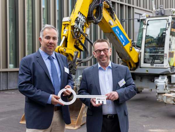 Ulrich Weidmann, Vizepräsident für Infrastrukrur, und Ioannis Anastasopoulos, Departementsvorsteher des D-BAUG, bei der symbolischen Schlüsselübergabe.