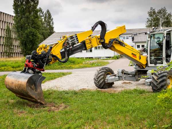 Der autonome Bagger Menzi Muck beim Spatenstich 2019.