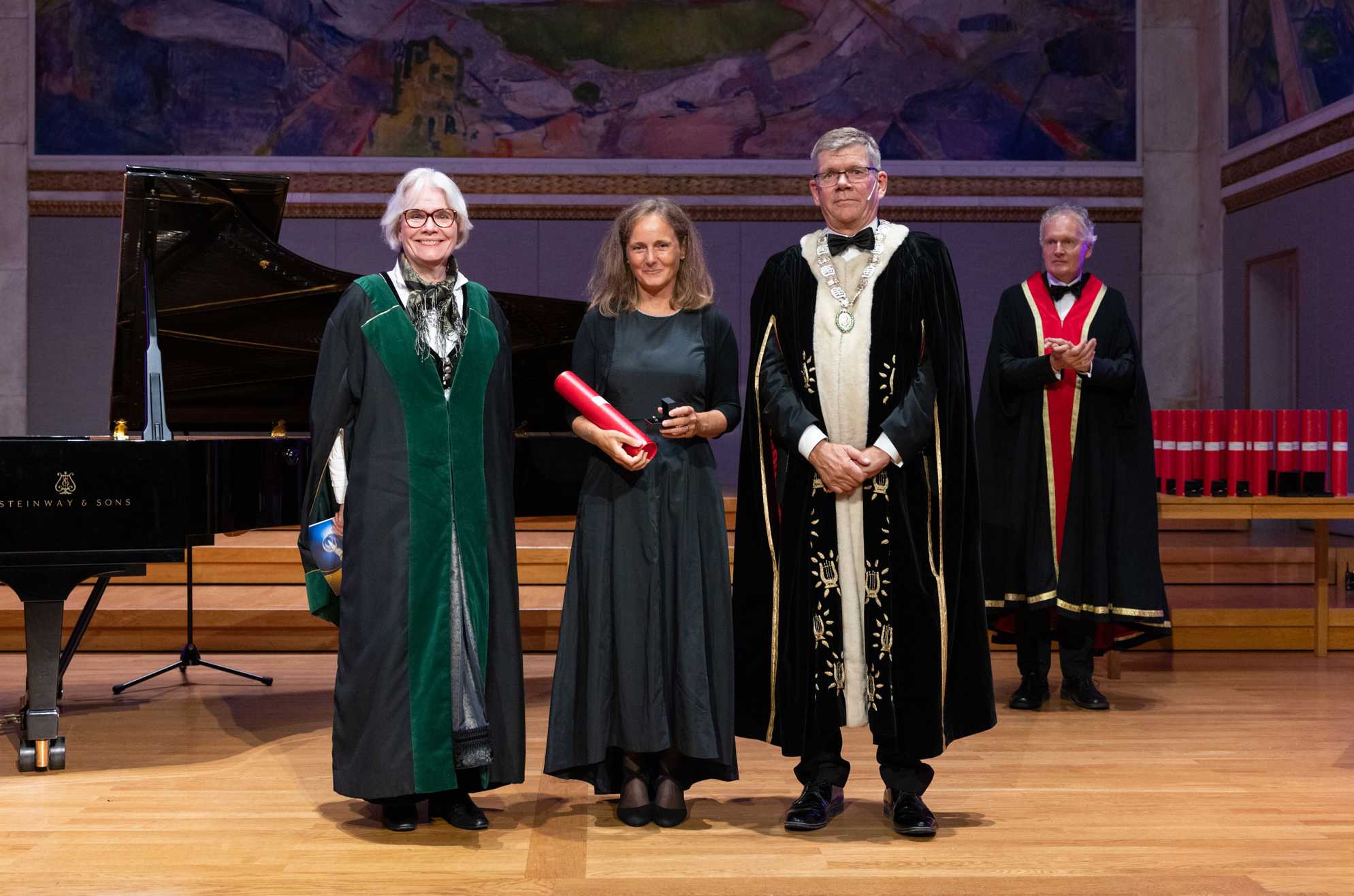 Irena Hajnsek receives the award