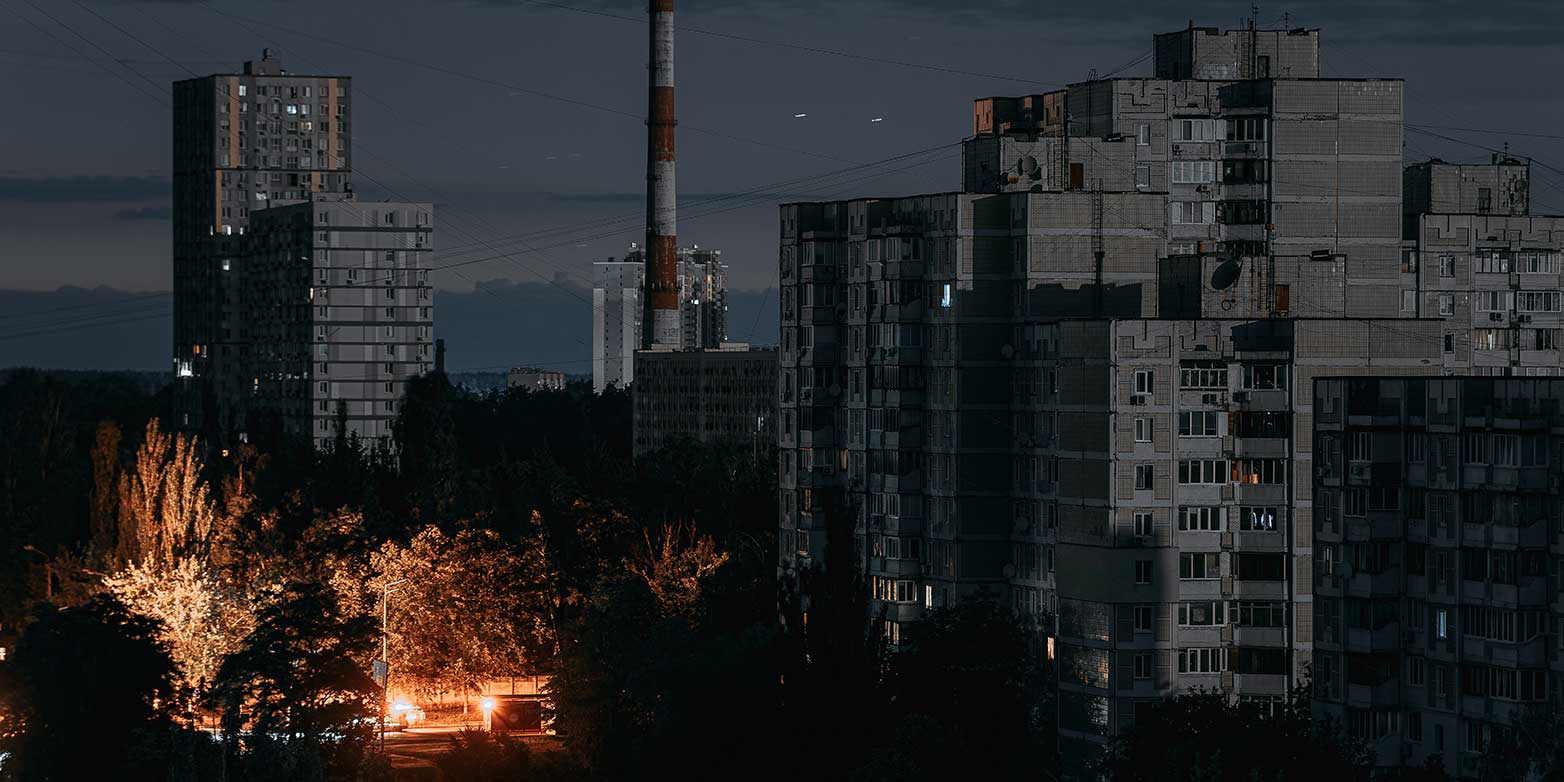 Wohngebäude während eines Stromausfalls.