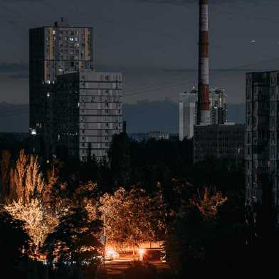 Wohngebäude während eines Stromausfalls.