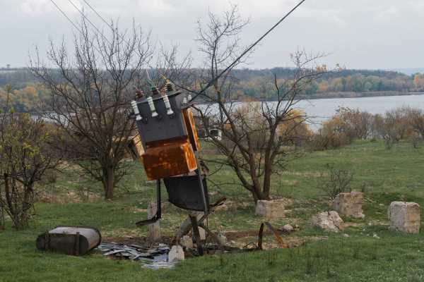 Beschädigter Transformater in der ukrainischen Landschaft.