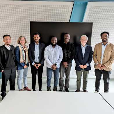 Gruppenfotos von Studierenden und Professoren