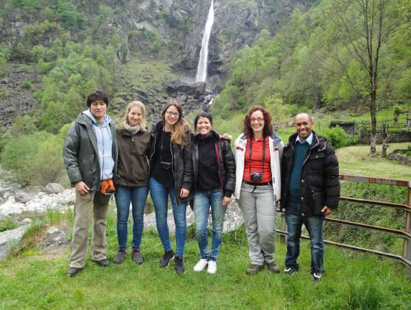 Gruppenfoto am Wasserfall