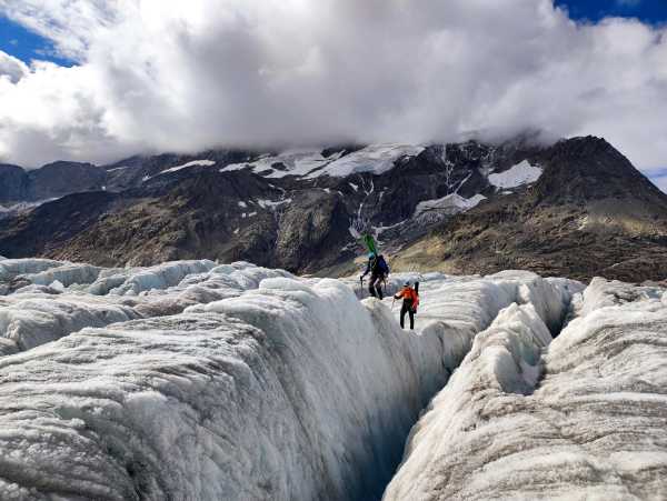 zwei Personen auf einem Gletscher
