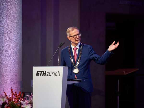 Günther Dissertori steht auf der Bühne im Hauptgebäude der ETH Zürich und spricht zum Publikum.