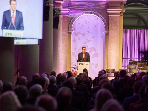 Albert Rösti steht auf der Bühne im Hauptgebäude der ETH Zürich und spricht zum Publikum.