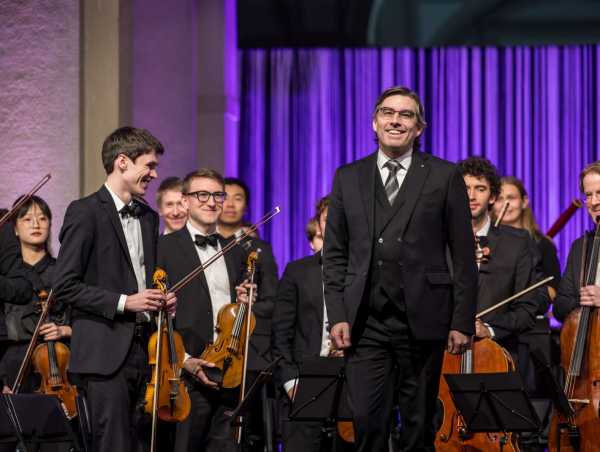 Akademische Orchester Zürich spielt auf der Bühne des ETH-Hauptgebäudes.