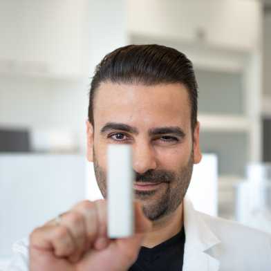 Daniel Sanz mit dem Prototypen in der Hand