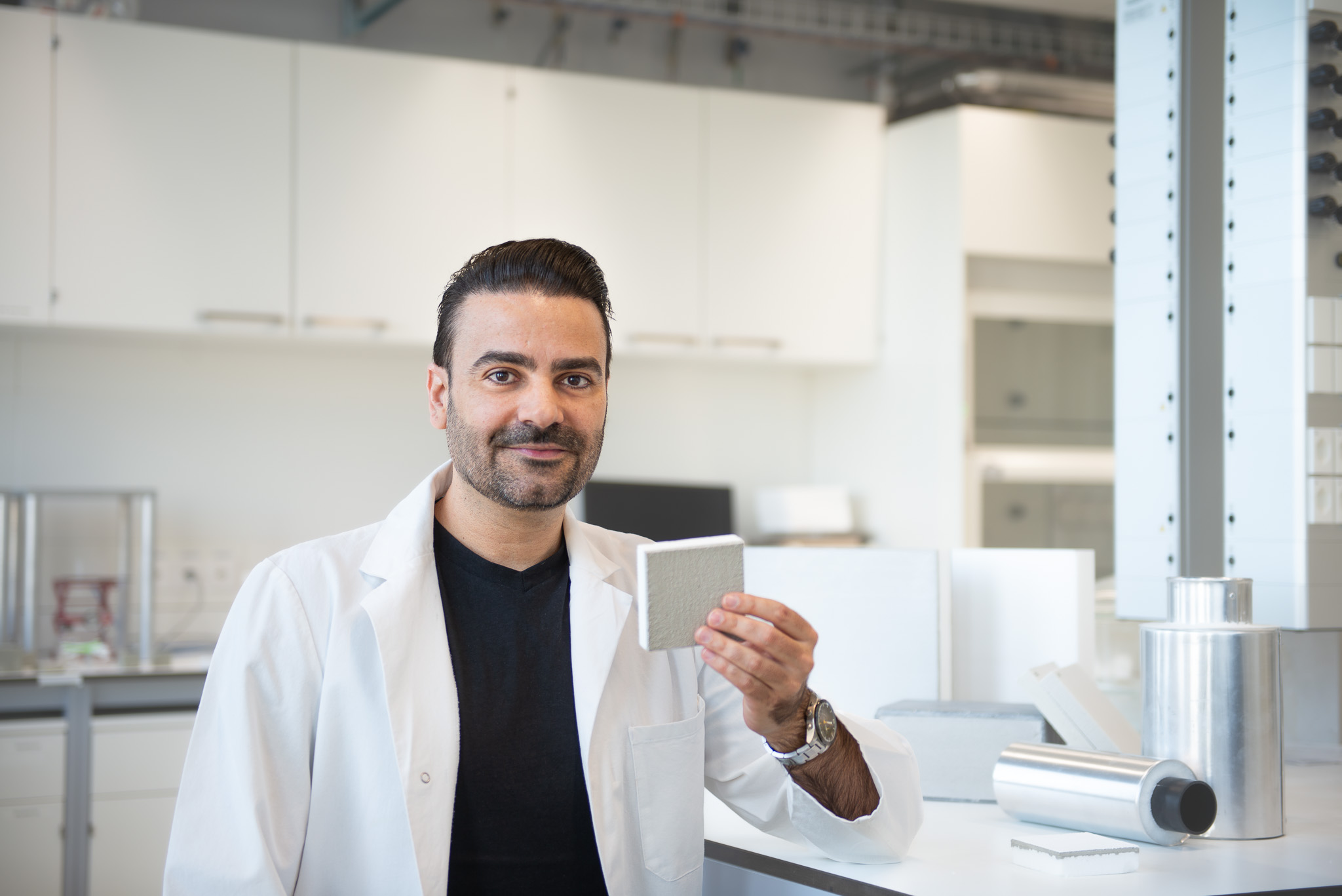 Daniel Sanz in seinem Labor mit einem Dämmprodukt in der Hand