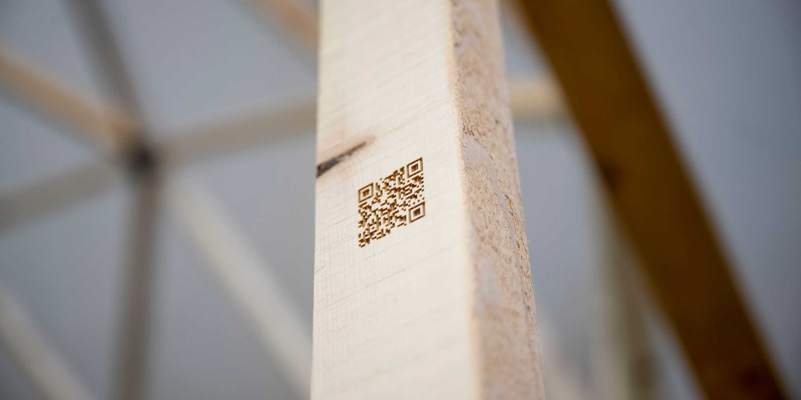 Holzbauteil mit QR-Code