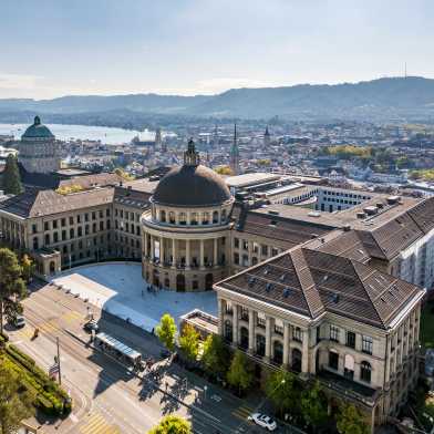 Diese Bild zeigt die ETH Zürich, die Stadt Zürich und das Ende des Zürichsees von oben