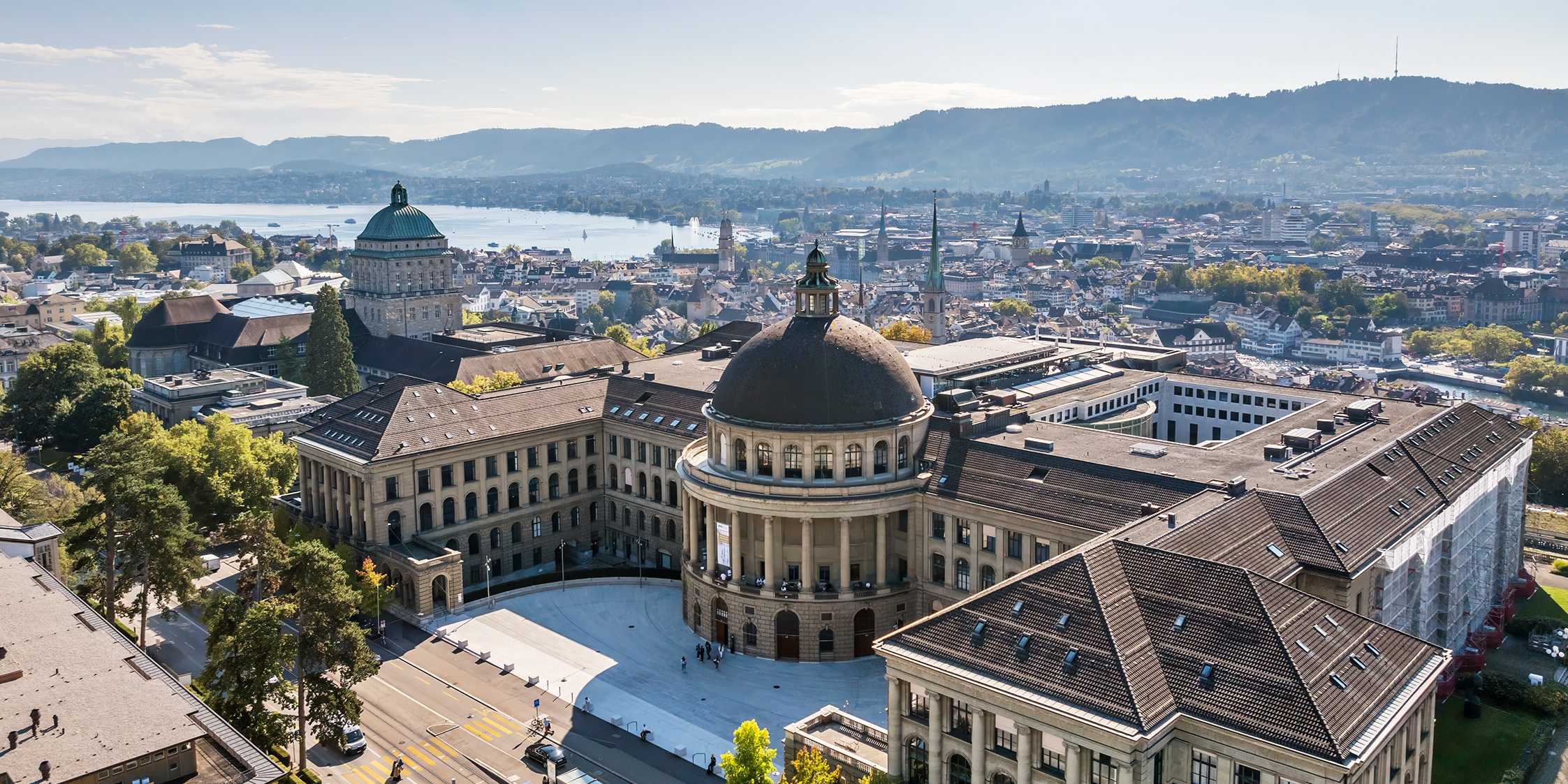 Diese Bild zeigt die ETH Zürich,  die Stadt Zürich und das Ende des Zürichsees von oben