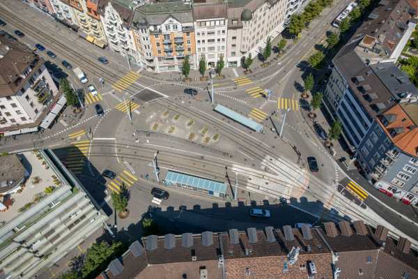 Dieses Bild zeigt eine aktuelle Aufnahme des Albisriederplatzes von oben