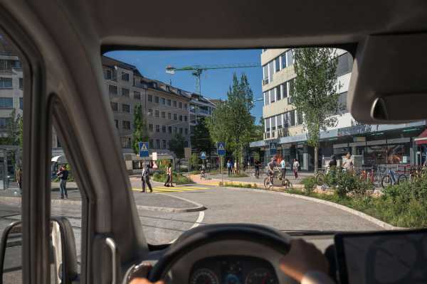Die Perspektive einer Person im Auto. Die Person fährt auf einer Einspurigen Strasse.