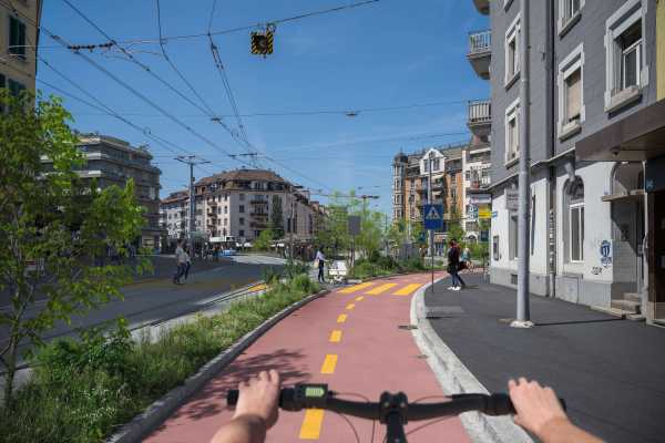 Die Perspektive einer Person auf dem Fahrrad. Im Sichtfeld ist ein Velostreifen, welcher breit ist und von der Fahrbahn abgetrennt ist.