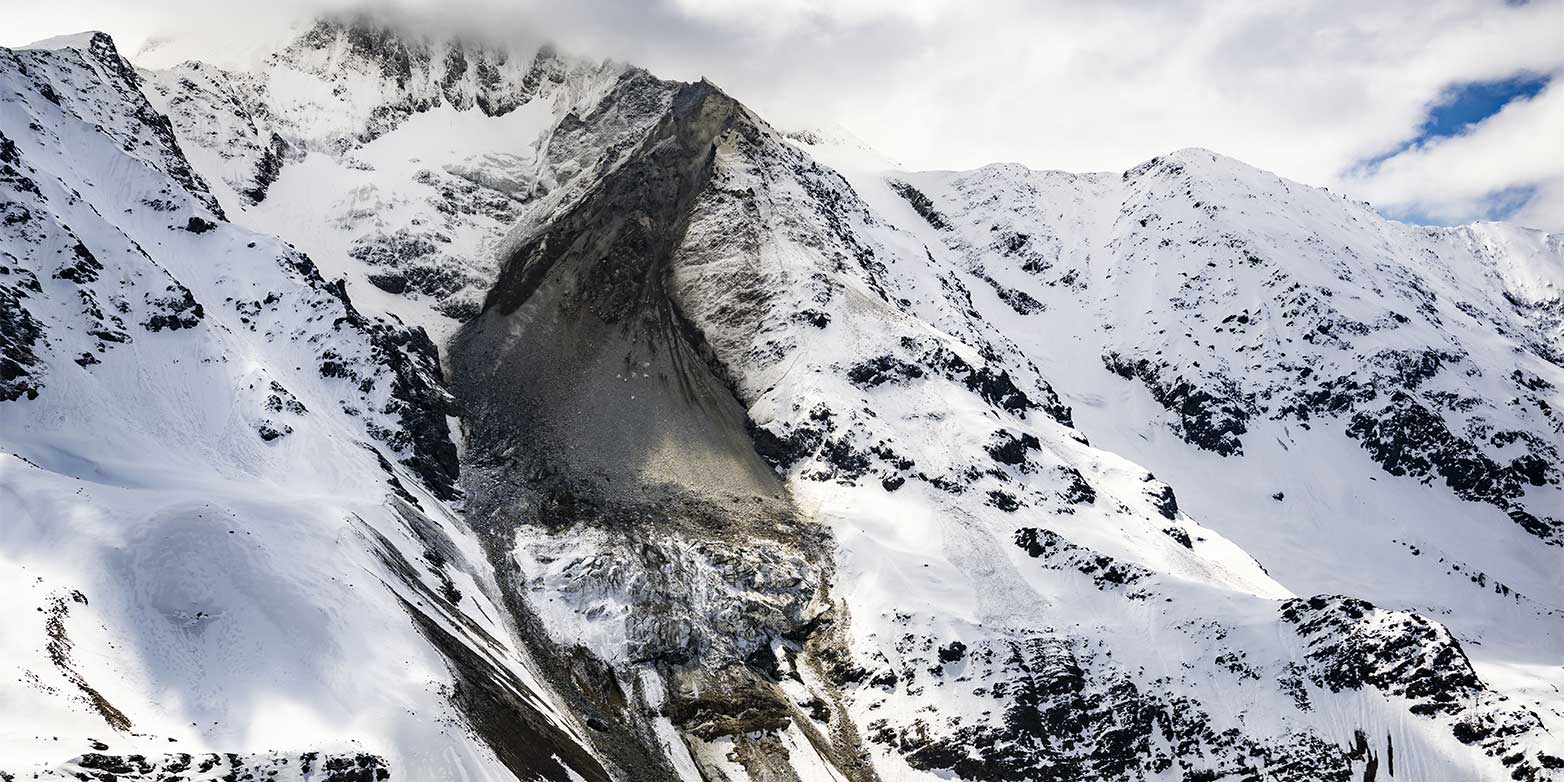 Auf einem Foto ist der Birchgletscher abgebildet, kurz bevor er endgültig abbrach.