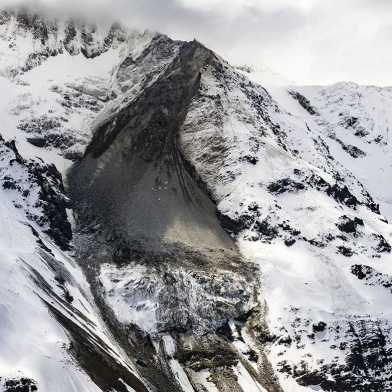 Ein Foto zeigt wie fünf Tage vor dem Gletscherabbruch Steine vom Kleinen Nesthorn auf den Birchgletscher fallen.