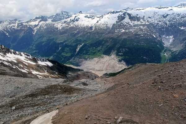Der Blick auf den ebenfalls von der Schuttmasse getroffenen Gegenhang über dem verschütteten Dorf Blatten.
