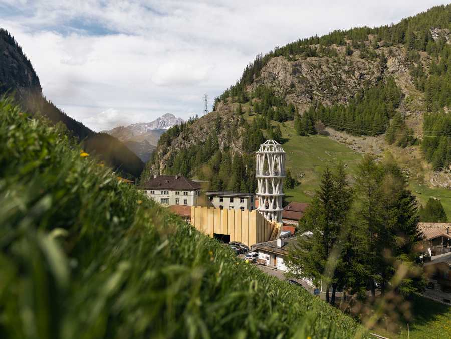 Vergrösserte Ansicht: Das Dorf Mulegns mit dem weissen Turm in der Bildmitte.