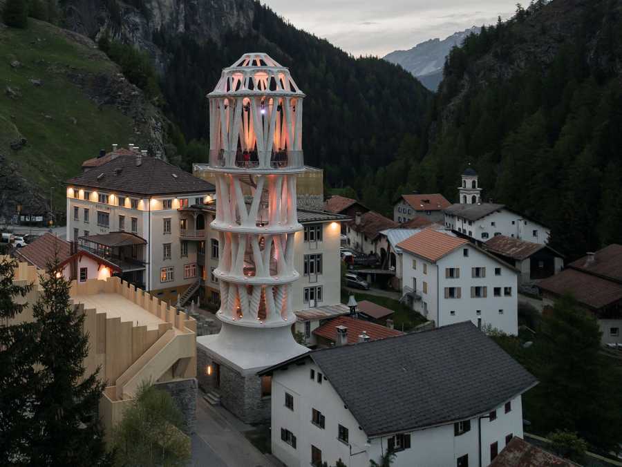 Vergrösserte Ansicht: Das kleine Dorf Mulegns, in der Mitte ragt der weisse Turm auf.
