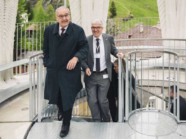 Bundesrat Guy Parmelin und Regierungsrat Jon Domenic Parolini steigen auf einer Treppe hoch.