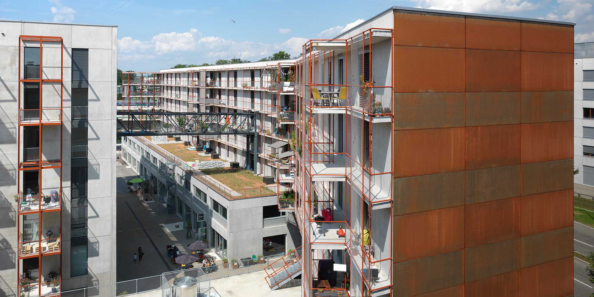 Die moderne Wohnsiedlung Zwicky Süd. Mehrere Wohnblöcke im gleichen Baustil stehen nebeneinander.