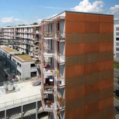 Die moderne Wohnsiedlung Zwicky Süd. Mehrere Wohnblöcke im gleichen Baustil stehen nebeneinander.
